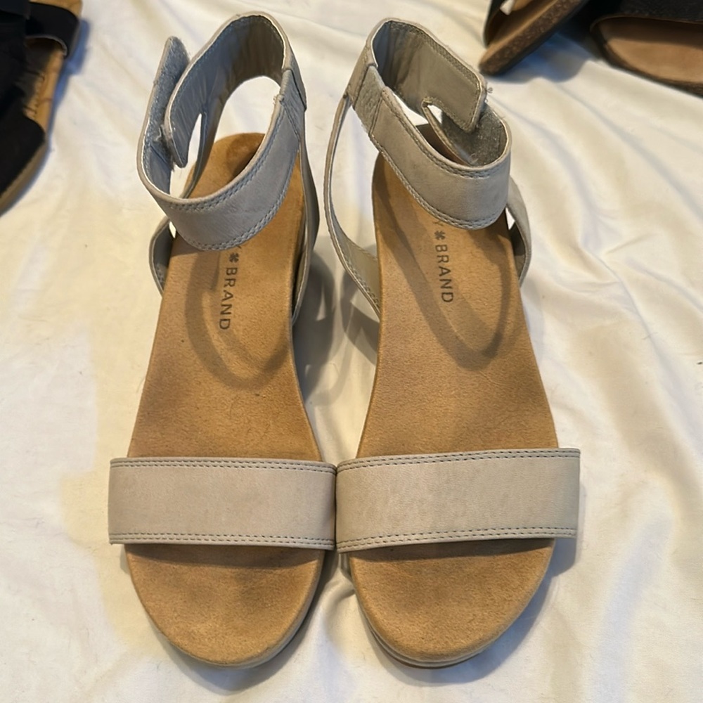 Womens Neutral Ankle-Strap Sandals - Light Beige